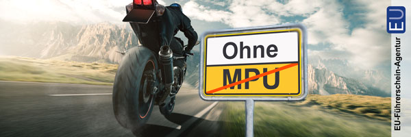 Motorrad passiert Verkehrsschild auf dem MPU durchgestrichen ist.