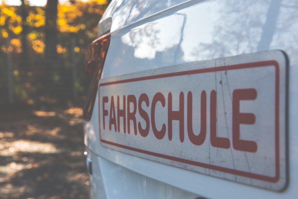 Nahaufnahme Aufkleber Fahrschule auf Auto